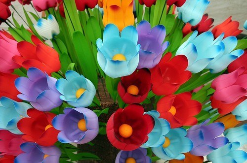 Вариант поделок цветы из пластиковых бутылок - тюльпаны для клумбы