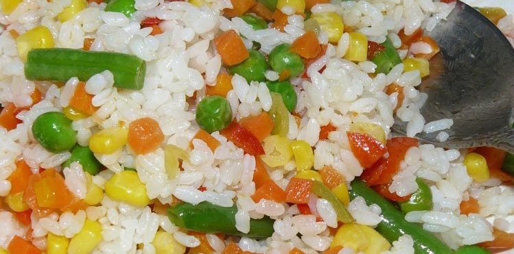 Рис с овощами желтый